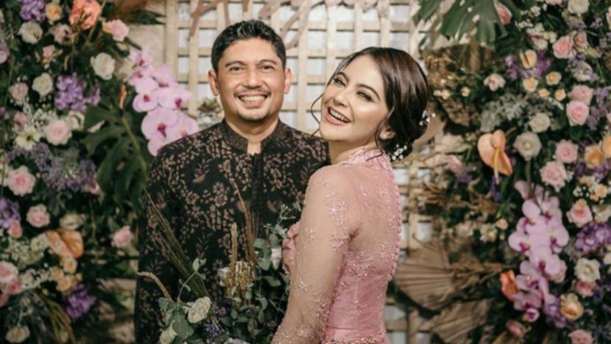  Rumah tangga Tiwi T2 dengan Arsyad Rahman diisukan retak setelah dirinya kepergok hapus semua foto bersama suaminya di sosmed.