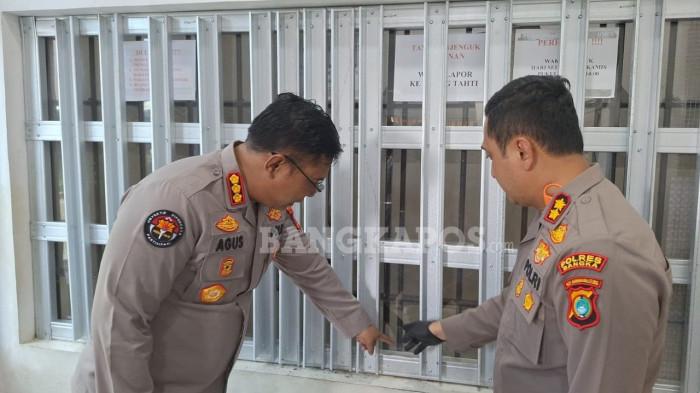 TAHANAN KABUR -- Kabid Humas Polda Babel, Kombes Pol Agus Sugiyarso, di dampingi Kapolres Bangka dan PJU, saat mengecek ruangan yang menjadi tempat pelarian tahanan, Jumat (10/4/2026)