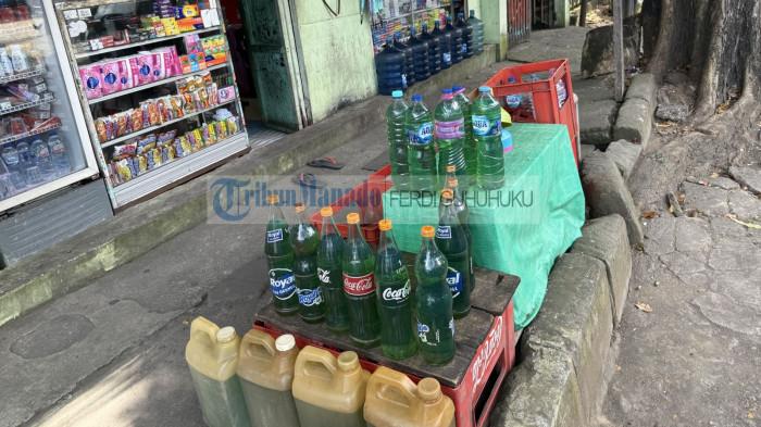 ECERAN: Pedagang Bensin Enceran di Manado, Sulawesi Utara, Rabu 1 April 2025. Pedagang kemungkinan naikkan harga.
