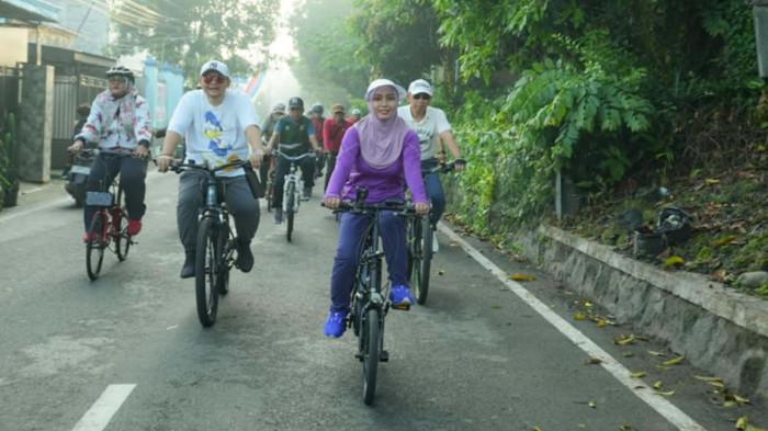 GOWES - Wali Kota Mojokerto, Ika Puspitasari bersepeda menuju lokasi kegiatan bersih-bersih di kawasan Taman Bahari Mojopahit, Jumat (10/4/2026). Kegiatan ini sebagai persiapan menjelang event tahunan Mojotirto 2026 di Sungai Ngotok
