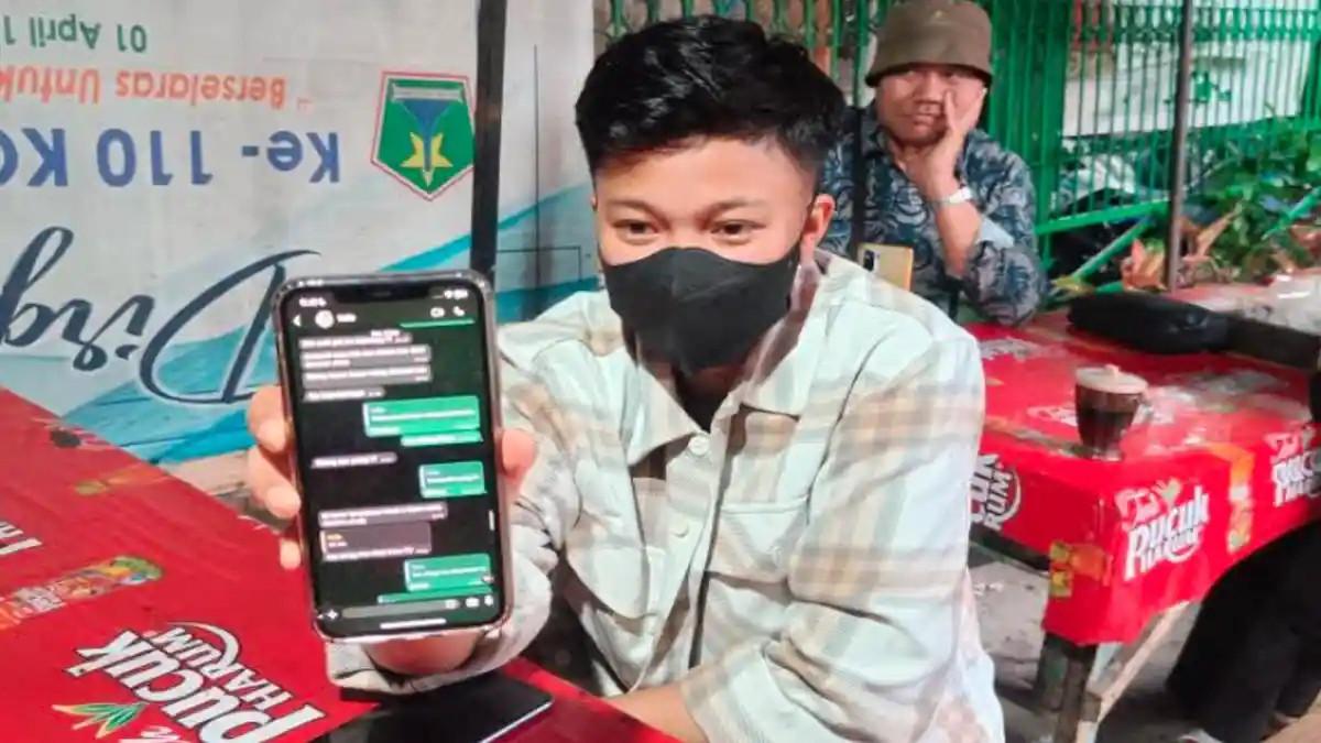KLARIFIKASI - Rey, suami siri dari Intan Anggraeni, pengantin nikah siri yang viral di Malang saat memberikan klarifikasi soal dirinya kepada awak media pada Kamis (9/4/2026).