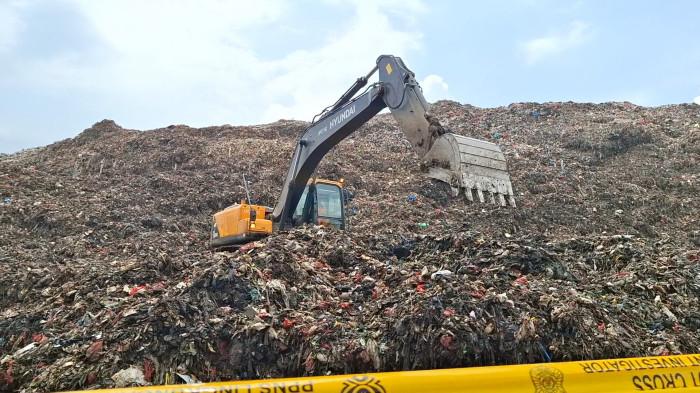 gunungan sampah TPST Bantar Gebang, Senin (9/3/2026). 