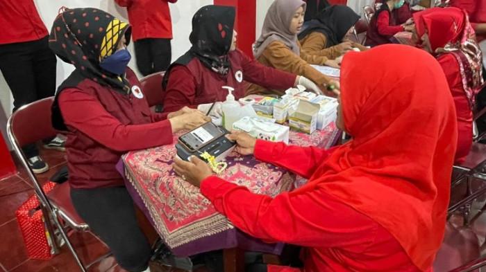 cek kesehatan gratis dan pembagian makanan bergizi pdi sukoharjo