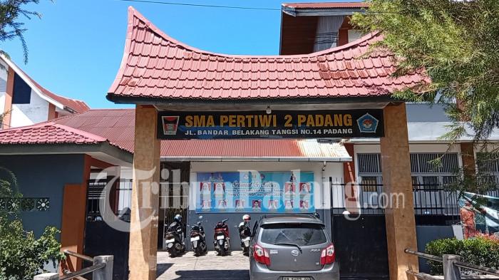KASUS DUGAAN PERUNDUNGAN- Gerbang SMA Pertiwi 2 Padang yang berlokasi di Jalan Cendrawasih, Air Tawar Barat, Kecamatan Padang Utara, Kota Padang, Rabu (8/4/2026). Video dugaan perundungan yang melibatkan siswa SMA Pertiwi 2 Padang, Sumatera Barat (Sumbar) viral di media sosial dan memicu perhatian publik.