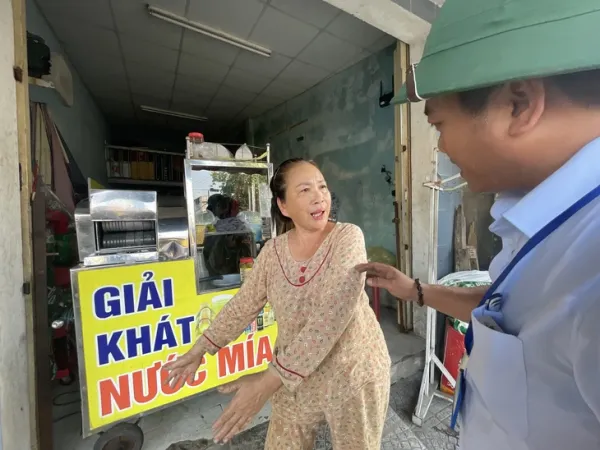 Xử lý vỉa hè ở Đà Nẵng: Người dân gom đồ đạc khi lực lượng chức năng tới - Ảnh 1.