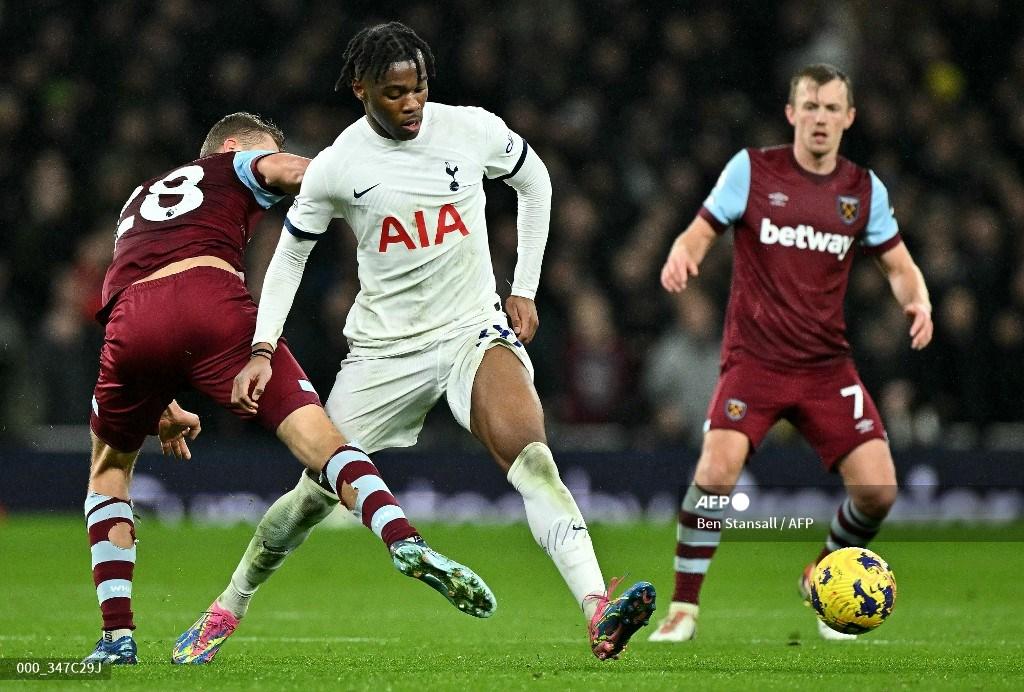 Gelandang West Ham United, Tomas Soucek (Kiri) bersaing dengan bek Tottenham Hotspur, Destiny Udogie selama pertandingan sepak bola Liga Inggris antara Tottenham Hotspur vs West Ham United di Stadion Tottenham Hotspur di London, Jumat (8/12/2023).