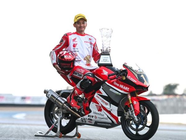 Pembalap Astra Honda Racing Team (AHRT), Fadillah Arbi Aditama, menorehkan prestasi gemilang dengan meraih gelar Juara Asia di kelas AP250 pada seri terakhir ARRC 2025 di Sirkuit Buriram, Thailand.