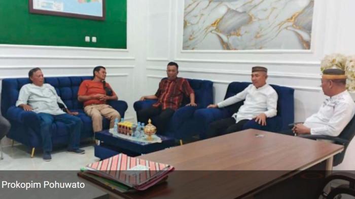PEMKAB -- Pemerintah Kabupaten Pohuwato menunjukkan keseriusannya dalam mempercepat proses sertipikasi tanah milik warga yang  ada di Kecamatan Popayato Timur yang sebelumnya dijanjikan oleh pihak perusahaan PT. BJA, PT. IGL, dan PT. BTL. Hal tersebut dibahas dalam pertemuan yang digelar di Kantor Pertanahan Kabupaten Pohuwato, Jumat (10/04/2026).