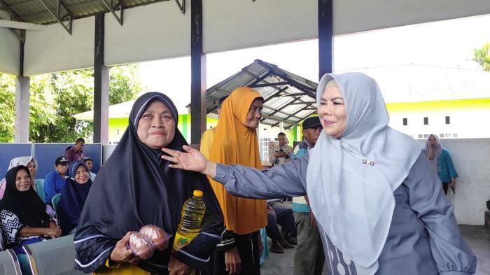 BANTUAN SOSIAL -- Wakil Gubernur Gorontalo, Idah Syahidah Rusli saat menyerahkan BLP3G. Ratusan warga akan menerima bantuan program UEP.