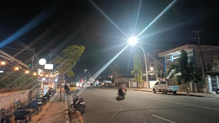 PJU--Potret PJU di Kota Gorontalo yang kini sudah menyala, Jumat malam (10/4/2026). Sumber foto: TribunGorontalo.com/Jefri Potabuga.
