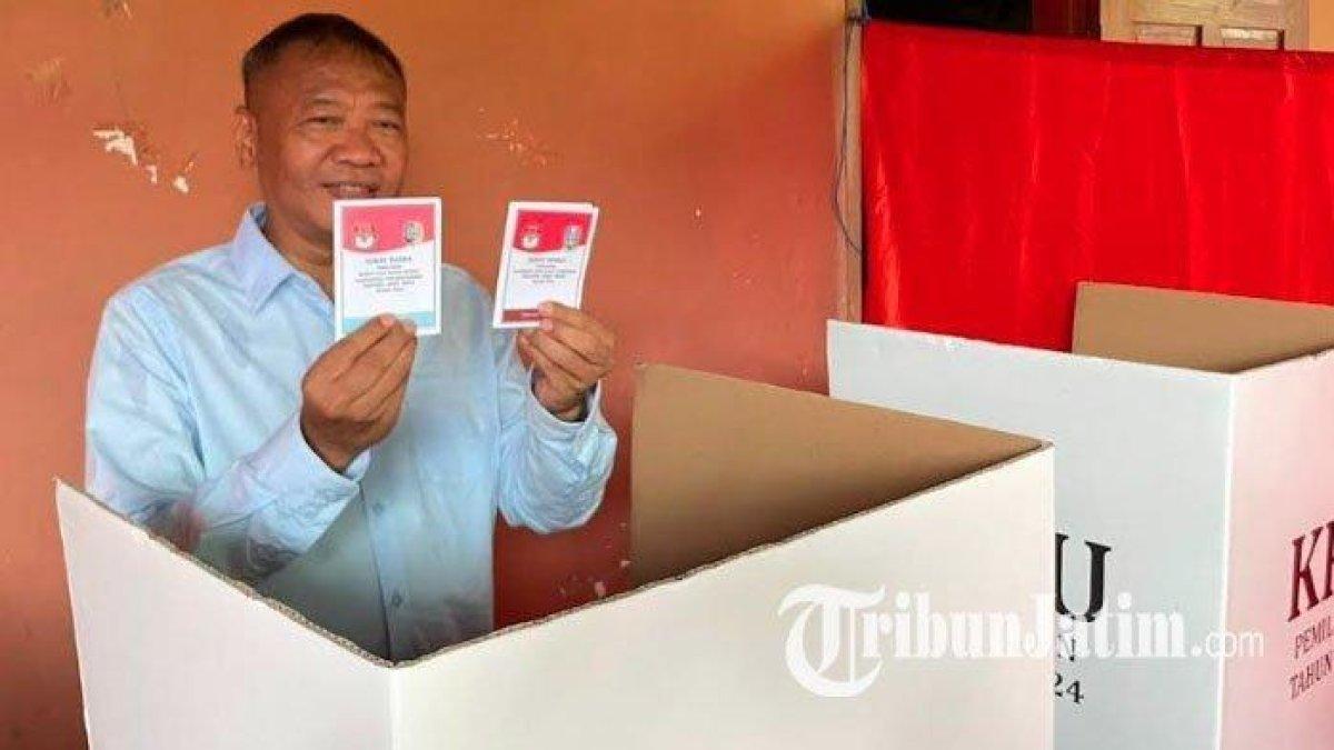 BUPATI TULUNGAGUNG - Gatut Sunu Wibowo, Bupati Tulungagung 2025, saat mencoblos di TPS 002 Desa Gandong, Tulungagung, Rabu (27/11/2024).