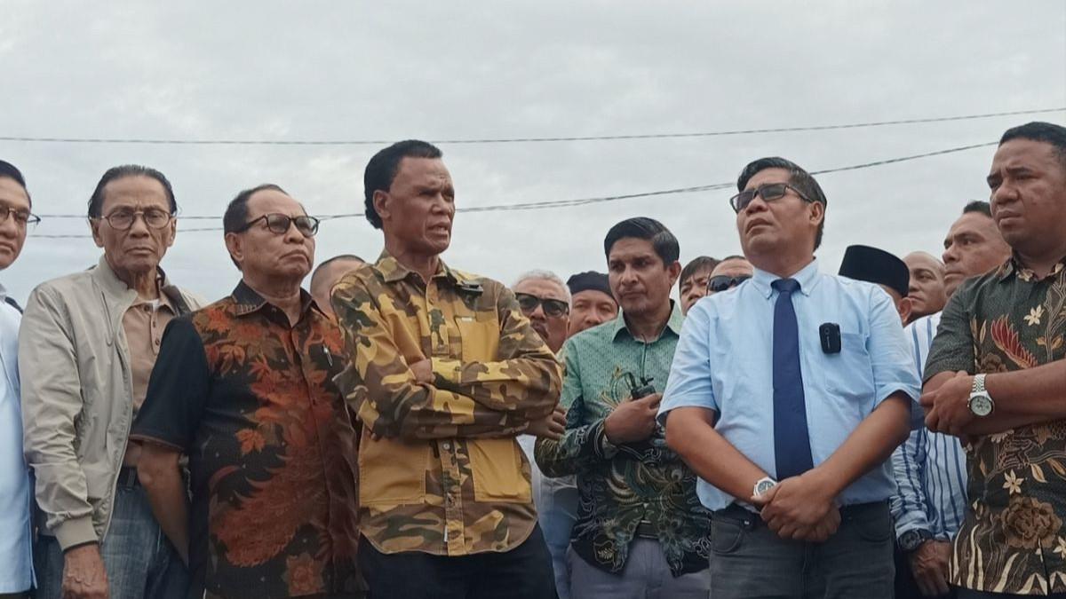 SENGKETA TANAH - Ketua Umum GRIB Jaya, Rosario de Marshall alias Hercules (kemeja kuning) saat memberikan keterangan di bongkaran Tanah Abang, Jakarta Pusat, Jumat (10/4/2026).