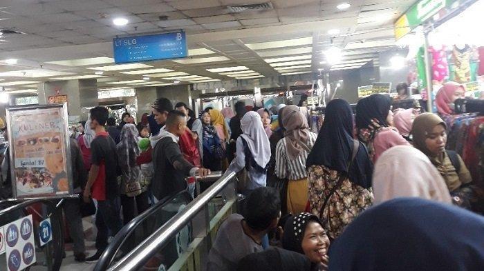 Kepadatan pengunjung pasar Blok B, Tanah Abang, Minggu (12/5/2019).
