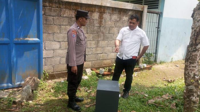 OLAH TKP - Petugas kepolisian dari Polsek Pakisaji, Kabupaten Malang, melakukan olah TKP di SMPN 1 Pakisaji. Dua maling menggondol ponsel dan uang tunai di lokasi tersebut.
