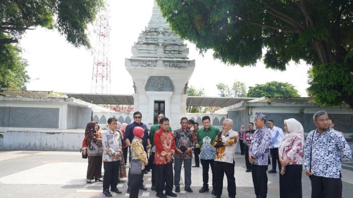 ALUN-ALUN KEPANJEN - Bupati Sanusi dan rombongannya, Sekda Budiar, Darmadi, ketua dewan dan Abdul Qodir, ketua Fraksi PDIP melakukan studi banding ke Pemkab Banyuwangi, Kamis (9/4/2026). Rencana pembangunan Alun-alun ibu kota Kabupaten Malang di Kecamatan Kepanjen tahun ini mulai menemui titik terang. 