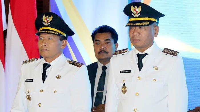 VISI MISI - Bupati Tulungagung, Gatut Sunu Wibowo (kanan) dan wakilnya, Ahmad Baharudin mengikuti rapat paripurna DPRD Tulungagung, Jawa Timur dengan agenda penyampaian Visi dan Misi Bupati Tulungagung periode 2025-2030 pada Selasa (4/3/2025) malam di Pendopo Kabupaten Tulungagung, Jawa Timur. Penyampaian visi misi di depan DPRD Tulungagung ini, dilakukan setelah serah terima jabatan dari purna Pj Bupati ke Bupati Tulungagung yang baru.
