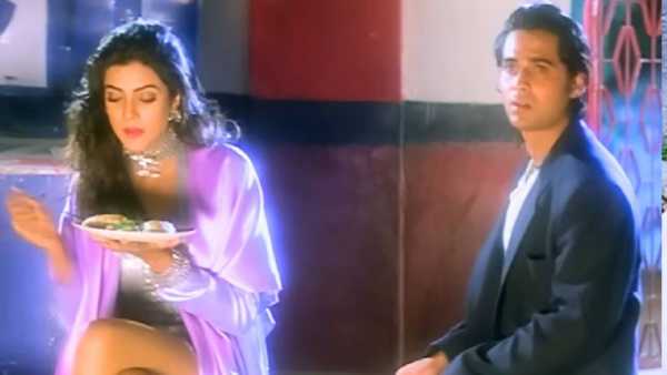 90 काळात रोमँटिक गाण्यांचा प्रभाव खूप होता. लोक एकच गाणे पुन्हा-पुन्हा ऐकत असत तरीही कंटाळा यायचा नाही. प्रेम प्रतीक्षा विरह आणि स्वप्ने यांना इतक्या सुंदर पद्धतीने गाण्यांमधून दाखवले जायचे की प्रत्येक जण स्वतःला त्यात पाहत असे. आजच्या गाण्यांसारखे ट्रेंड लवकर बदलणारे नव्हते. एक गाणे वर्षानुवर्षे लोकांच्या मनात घर करून राहायचे. लग्नकार्यापासून ते खास प्रसंगीही ते जुने गाणेच वाजवले जायचे आणि लोक ते प्रेमाने ऐकत असत. त्या आठवणी आजही ताज्या आहेत. अशाच एका गाण्याला आज ३० वर्षे पूर्ण झाली आहेत. हे गाणे आजही लाखो लोकांचे फेव्हरेट आहे आणि त्यांच्या प्लेलिस्टचा अविभाज्य भाग आहे.