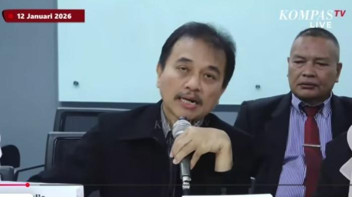 ACUNGI JEMPOL - Pakar Telematika Roy Suryo saat dalam tayangan Kompas TV. Ia baru-baru ini memberikan acungan jempol kepada pengacara Jusuf Kalla, saat mengkritik respon Rismon Sianipar.