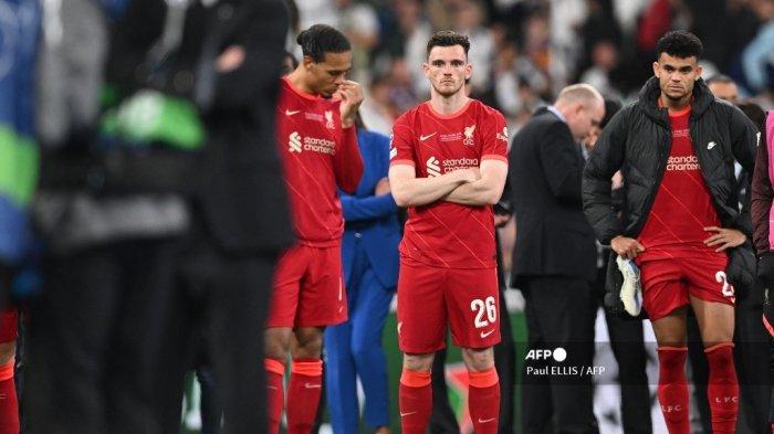 Bek Liverpool asal Skotlandia Andrew Robertson (tengah) bereaksi di lapangan setelah kemenangan Madrid dalam pertandingan sepak bola final Liga Champions UEFA antara Liverpool dan Real Madrid di Stade de France di Saint-Denis, utara Paris, pada 28 Mei 2022.