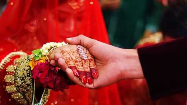 Vastu For Wedding Cards: If you are getting the pictures of the bride and groom printed on the wedding card, then be careful, this mistake can prove costly!