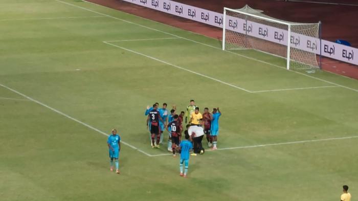 BENTROK PERSIPURA - Laga pekan ke-24 Championship antara Persipura Jayapura kontra Persela Lamongan di Stadion Lukas Enembe, Papua, Sabtu (11/4/2026) malam WIT, sempat terhenti di paruh waktu babak pertama.