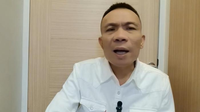 JOKOWI'S WHITE PAPER - Ahli digital forensik, Rismon Sianipar, saat menyebut pakar telematika, Roy Suryo, hanya menulis 50 halaman dari total 700 halaman buku Jokowi's White Paper, Selasa (17/3/2026).