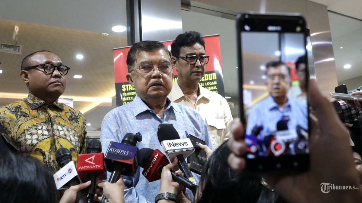 JUSUF KALLA - Wakil Presiden RI ke-10 dan ke-12 Jusuf Kalla usai melaporkan dugaan pencemaran nama baik di Bareskrim Polri, Jakarta, Rabu (8/4/2026). Jusuf Kalla melaporkan kasus dugaan pencemaran nama baik dan penyebaran berita hoaks terhadap ahli digital forensik Rismon Sianipar karena menuding dirinya menggelontorkan dana Rp5 miliar dalam isu dugaan ijazah palsu Presiden Joko Widodo melalui platform YouTube. TRIBUNNEWS/IRWAN RISMAWAN