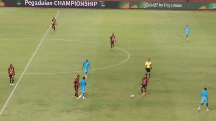 PERSIPURA vs PERSELA - Bertanding di Stadion Lukas Enembe, Sabtu (11/4/2026) malam WIT, Persipura Jayapura harus puas dengan skor imbang tanpa gol hingga turun minum, di tengah tensi pertandingan yang terus memanas.