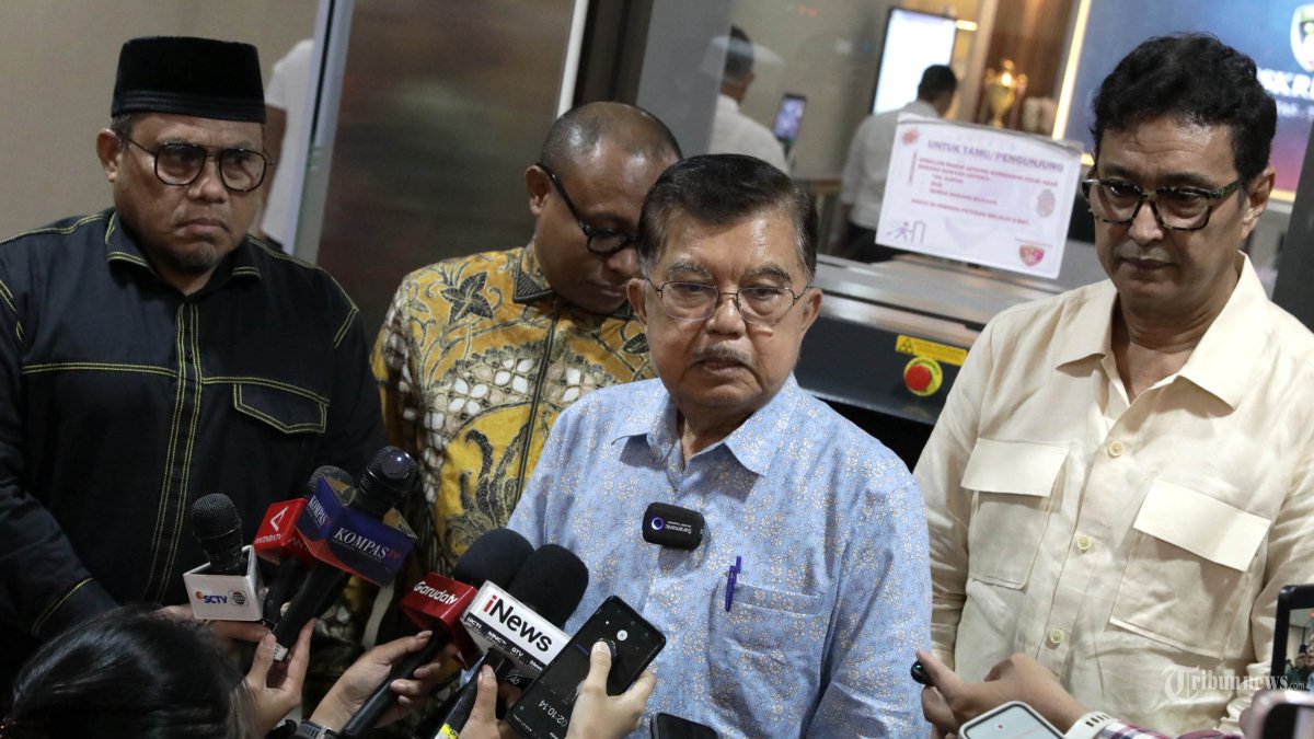 JUSUF KALLA - Wakil Presiden RI ke-10 dan ke-12 Jusuf Kalla usai melaporkan dugaan pencemaran nama baik di Bareskrim Polri, Jakarta, Rabu (8/4/2026). Jusuf Kalla melaporkan kasus dugaan pencemaran nama baik dan penyebaran berita hoaks terhadap ahli digital forensik Rismon Sianipar karena menuding dirinya menggelontorkan dana Rp5 miliar dalam isu dugaan ijazah palsu Presiden Joko Widodo melalui platform YouTube. TRIBUNNEWS/IRWAN RISMAWAN