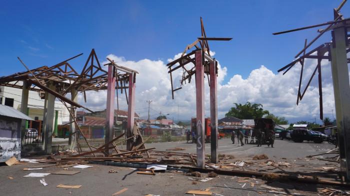 BONGKAR -- Bagian atap gazebo ini runtuh ditarik menggunakan mobil. Tali putih diikatkan di tiang gazebo lalu ditarik dengan mobil dalmas Satpol PP, Sabtu (11l4/2026).