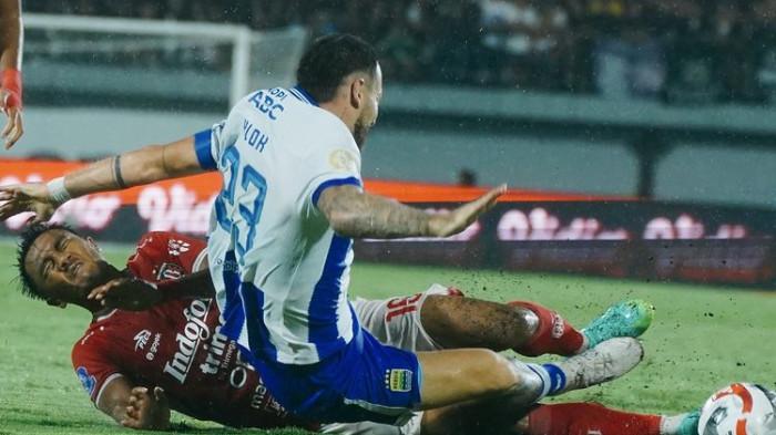 Kapten Persib Bandung Marc Klok mendapatkan tekel keras dari full back Bali United Rizky Dwi dalam pertandingan pekan ke-11 Super League 2025-2026, Sabtu (1/11/2025) di Gelora Bandung Lautan Api (GBLA).