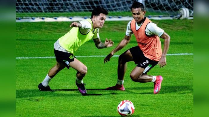 OFFICIAL TRAINING - Pemain Persebaya Surabaya menjalani official training jelang menghadapi tuan rumah Persija Jakarta di Stadion Gelora Bung Karno, Jakarta, Sabtu (11/4/2026) malam ini. Bajul Ijo tertinggal 1-0 dari tuan rumah Persija hingga babak pertama berakhir