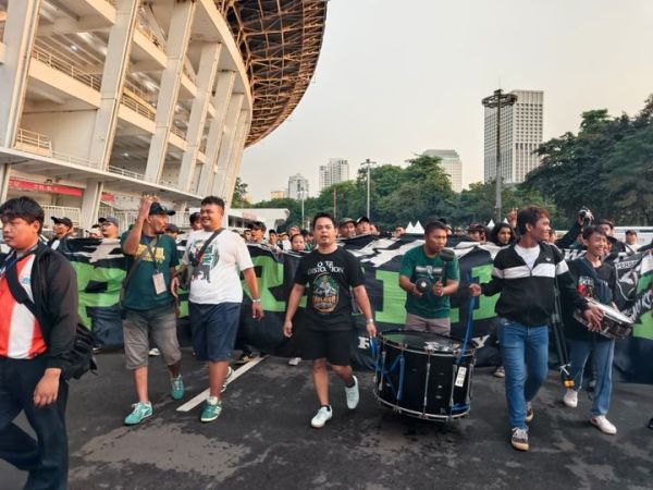 Bonek saat memberikan dukungan langsung dalam laga pekan 27 Super League 2025/2026 antara Persija Jakarta Vs Persebaya Surabaya, di Stadion Utama Gelora Bung Karno (SUGBK), Jakarta, Sabtu (11/4/2026).