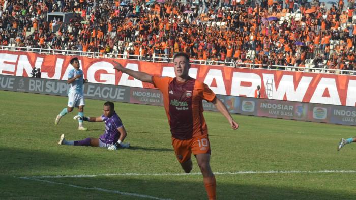 SELEBRASI GOL PERALTA - Penyerang Borneo FC Mariano Peralta merayakan gol ke gawang PSBS Biak pada laga Super League di Stadion Segiri. (TRIBUNKALTIM.CO/NEVRIANTO)