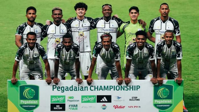 BERFOTO - Skuad Persipura Jayapura melakukan foto bersama sebelum kick-off pertandingan pekan 23 Liga 2 2025/2026 melawan Persiba Balikpapan di Stadion Batakan, Kalimantan Timur, Sabtu (4/4) malam WIB.