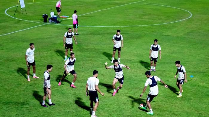 OFFICIAL TRAINING - Pemain Persebaya Surabaya saat menjalani official training jelang menghadapi tuan rumah Persija Jakarta di Stadion Gelora Bung Karno, Jakarta, Sabtu (11/4/2026) malam ini.