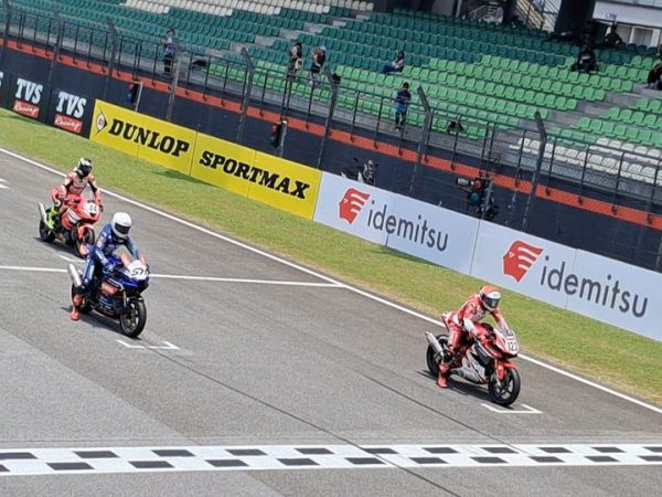 Pembalap Astra Honda Racing Team (AHRT), Rheza Danica Ahrens, memulai Race 1 ARRC 2026 kelas AP250 pada posisi start pertama di Sirkuit Sepang, Malaysia  (11/4/2026).