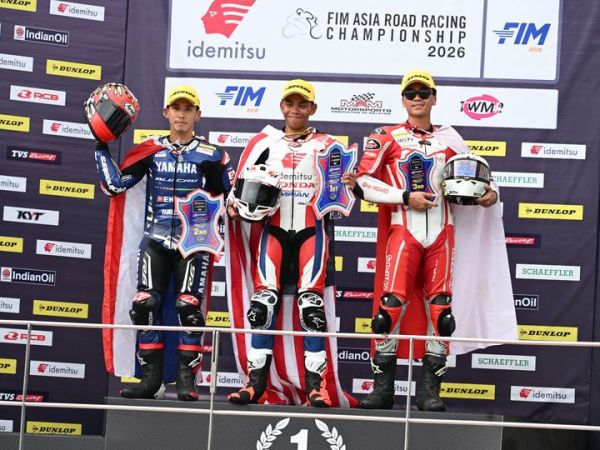Pembalap Astra Honda Racing Team (AHRT), Herjun Atna Firdaus (kanan), meraih podium ketiga di kelas SS600 pada Race 1 Asia Road Racing Championship 2026 di Sepang, Malaysia (11/4/2026).