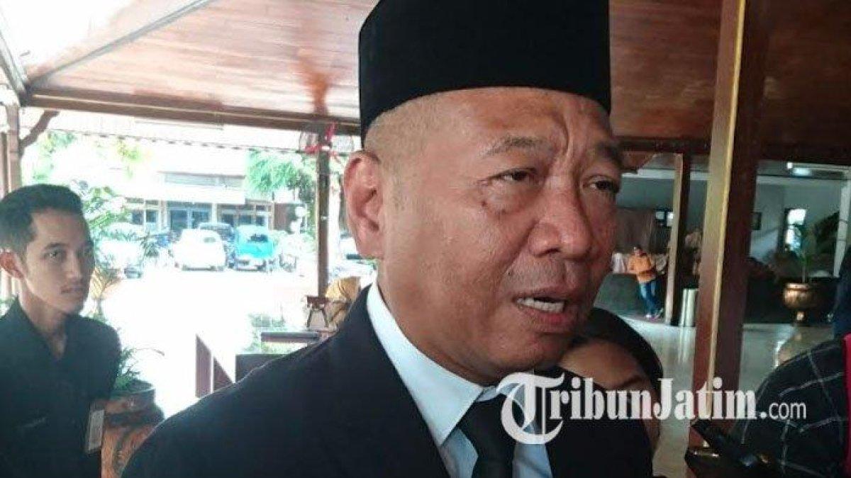 MELARANG PURNAWIYATA - Bupati Tulungagung, Gatut Sunu Wibowo berjanji akan melarang kegiatan purnawiyata di luar lingkungan sekolah, Selasa (11/3/2025). Kebijakan ini untuk merespons keluhan orang tua siswa yang keberatan dengan pembiayaan kegiatan purnawiyata.