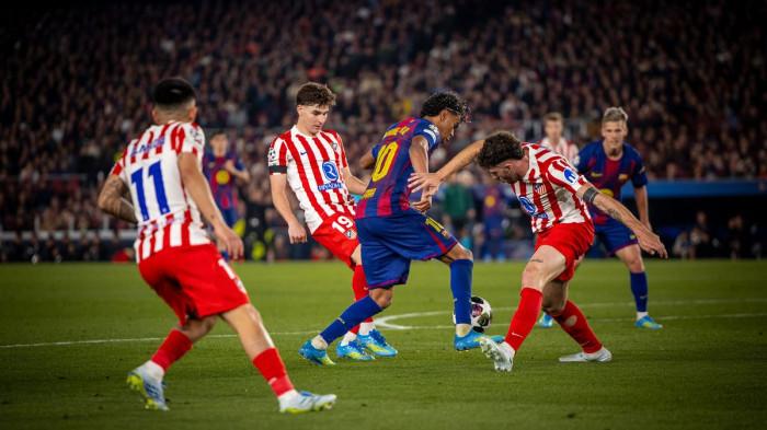 GOCEK - Winger Barcelona, Lamine Yamal (tengah) mencoba melewati hadangan para pemain Atletico Madrid pada pertandingan leg pertama Perempat Final Liga Champions 2025/2026 di Camp Nou, Spanyol, Kamis (9/4) dini hari WIB.