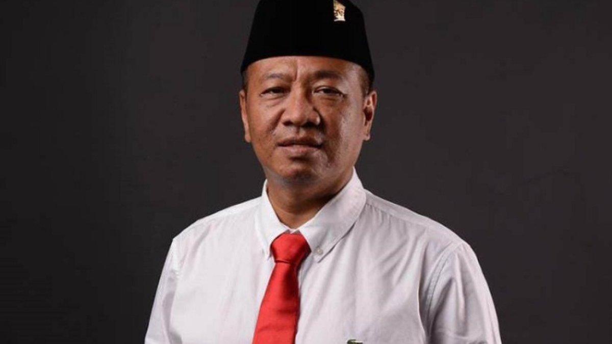 DITAHAN KPK - KPK menahan Bupati Tulungagung, Gatut Sunu Wibowo, beserta ajudannya, Dwi Yoga Ambal, pada Sabtu (12/4/2026) dini hari. Saat ditanya oleh awak media mengenai kasus yang menjeratnya, Gatut hanya memberikan satu pernyataan singkat.
