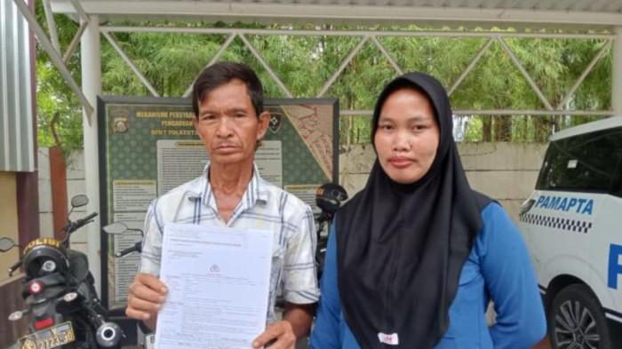 DIUSIR DARI RUMAH - Korban Kgs Rifai usai membuat laporan ke Polrestabes Palembang. Kamis, (9/4/2026). Ia melaporkan tetangganya yang diberi tumpangan tinggal selama dua tahun, namun justru mengusir dirinya dari rumahnya sendiri.