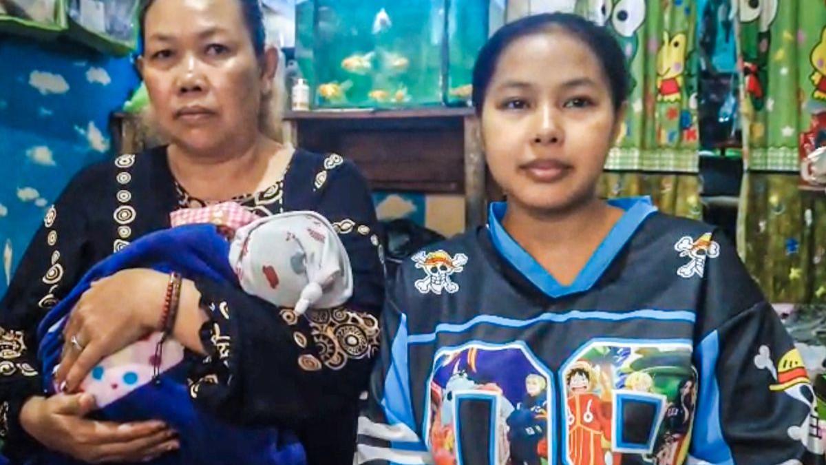 BAYI TERTUKAR BANDUNG - Nina Saleha (27) didampingi ibu dan bayinya saat ditemui di kediamannya, di Desa Nanjung, Kecamatan Margaasih, Kabupaten Bandung, Jawa Barat, Kamis (9/4/2026)