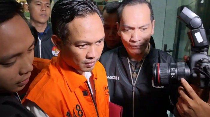 KENA OTT KPK - Bupati Cilacap periode 2025–2030, Syamsul Auliya Rachman, dan Sekda Kabupaten Cilacap, Sadmoko Danardono, resmi mengenakan rompi oranye khas tahanan KPK dan dilakukan penahanan, Gedung KPK, Jakarta, Sabtu (14/3/2026) malam. (Tribunnews.com/Ilham Rian Pratama)