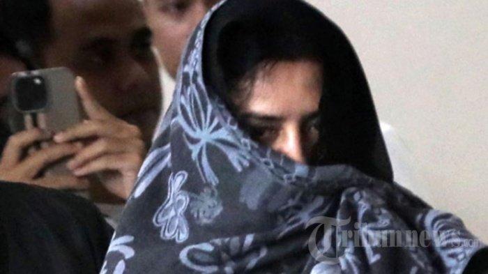 BUPATI PEKALONGAN DITANGKAP - Bupati Pekalongan, Fadia Arafiq mengenakan rompi tahanan usai menjalani pemeriksaan pasca terjaring operasj tangkap tangan (OTT) di Gedung Merah Putih KPK, Jakarta, Rabu (4/3/2026). Gubernur Jawa Tengah, Ahmad Luthfi membantah bersama Fadia Arafiq saat Bupati Pekalongan itu kena OTT KPK.