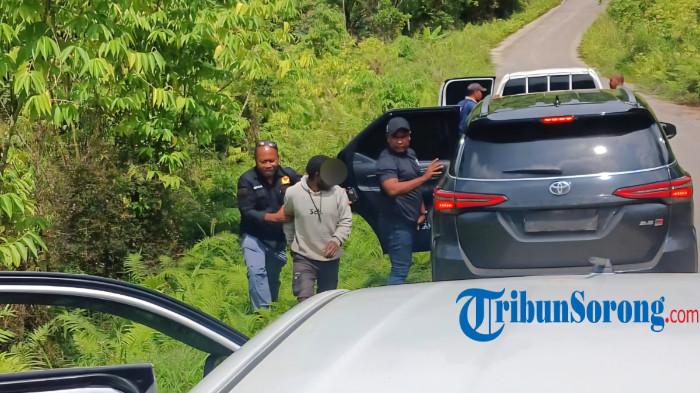 Komnas HAM Papua berhasil negosiasi dan menyerahkan lima orang terduga pelaku penyerangan di wilayah Distrik Bamusbama, Kabupaten Tambrauw, Papua Barat Daya, Jumat (3/4/2026).