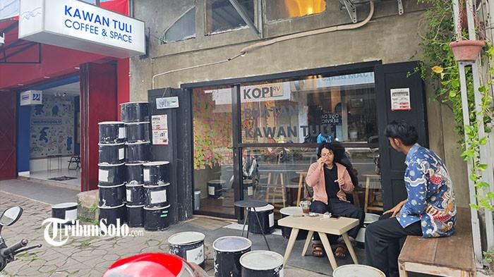 KAFE UNIK - Suasana Kawan Tuli Coffee and Space yang berlokasi di Jalan Ronggowarsito No.16, Kp. Baru, Kec. Ps. Kliwon, Kota Surakarta, Jawa Tengah, Minggu (12/4/2026).