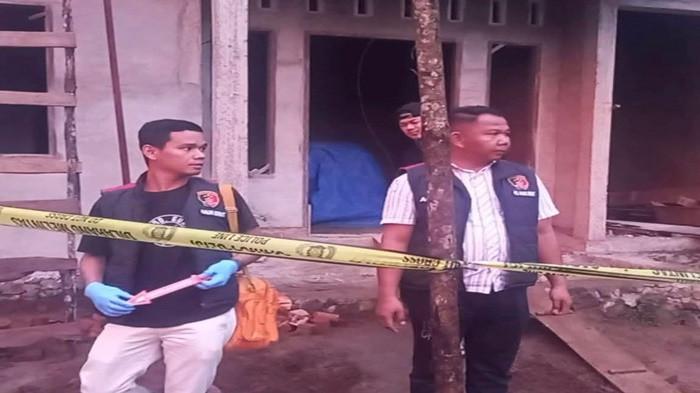 PEMBUNUHAN DI LUBUKLINGGAU - Polisi saat melakukan olah TKP tempat Yansyah tewas di tusuk di RT 05 Kelurahan Batu Urip, Kecamatan Lubuklinggau Utara II, Kota Lubuklinggau,  Jumat (10/4/2026) sekitar pukul 16.40 WIB sore kemarin