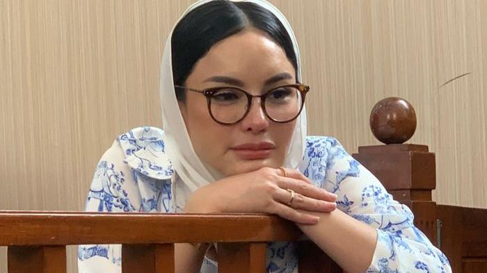 SAKIT KAMBUH - Potret Nikita Mirzani dalam sidang pembacaan pledoi di PN Jaksel, Kamis (16/10/2025).