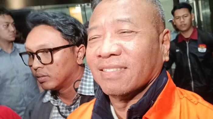 KENA OTT KPK- Bupati Tulungagung Gatut Sanu keluar dari gedung Merah Putih KPK, Minggu (11/4/2026). Gatut Sanu menggunakan sebagian uang hasil memeras organisasi perangkat daerah(OPD) untuk membeli beberapa pasang sepatu merek Louis Vuitton